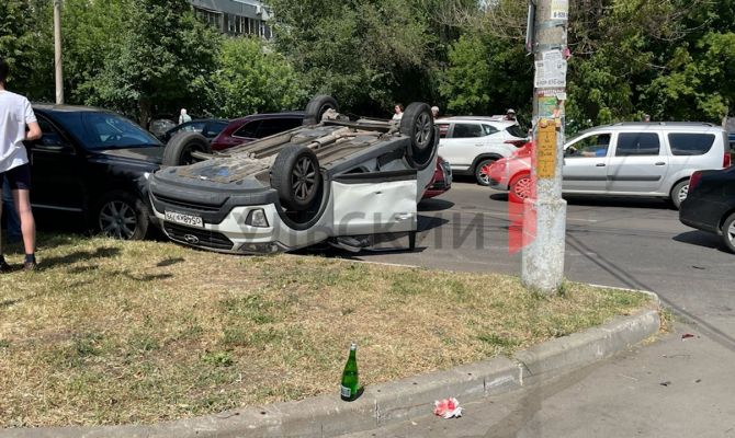 В центре Тулы машина перевернулась после аварии: фото с места происшествия