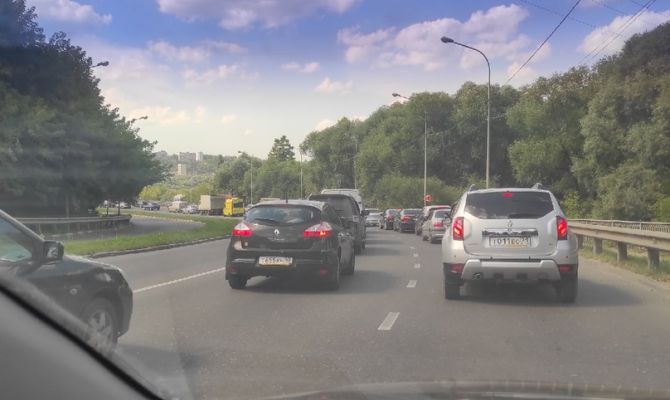 На мосту из Алексина собралась пробка из-за двух ДТП