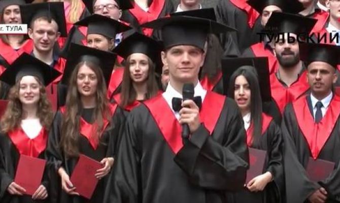 Как тульским выпускникам-магистрам вручили красные дипломы. ВИДЕО