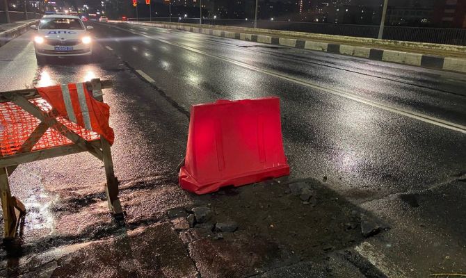 Туляки пожаловались на большую яму на Павшинском мосту в Туле
