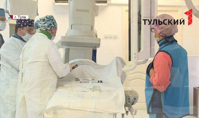 Тульские и московские  врачи перед камерой прооперировали пациентке сонную артерию