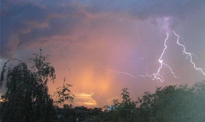 Сильные грозы и ураганные ветра все чаще стали приходить в Россию