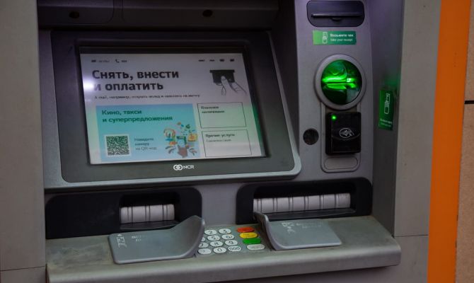 Россияне стали чаще вносить наличные через банкоматы