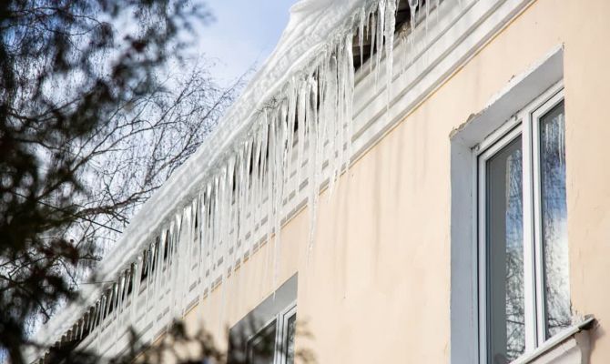 Тулячка отсудила 675 тысяч рублей из-за упавшего на машину снега 