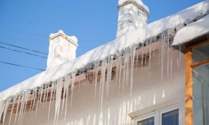 Упавшая с крыши наледь сломала руку бабушке в Туле