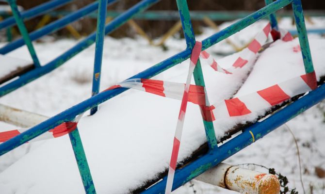 На улице Генерала Маргелова в Туле нашли опасную детскую площадку