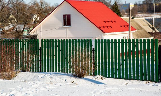 В Новомосковске мужчина пытался сломать забор соседей