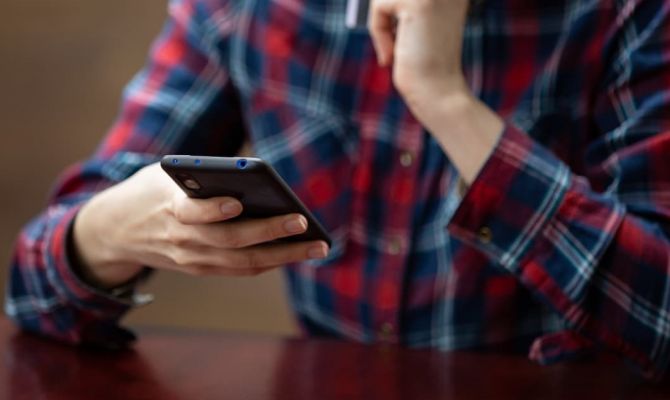 Под Новомосковском рецидивистка украла у знакомой смартфон