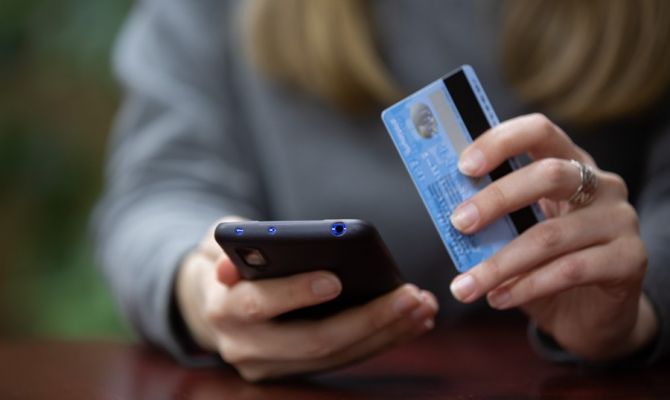 Электромонтажник из Тулы потерял 153 тысячи рублей из-за свидания