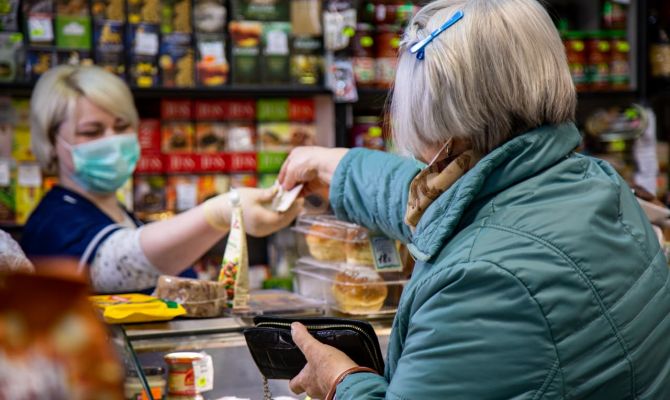 Роспотребнадзор отменил COVID-ограничения для общепита и магазинов