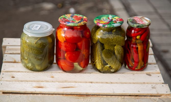 Закатывают по-крупному: почти половина россиян делают заготовки на зиму