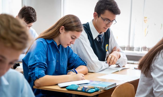 Ученики из ЛНР и ДНР получат аттестат по итогам текущей успеваемости