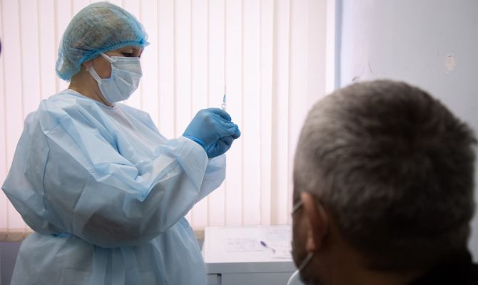 Министр здравоохранения призвал всех пожилых россиян сделать прививку от коронавируса