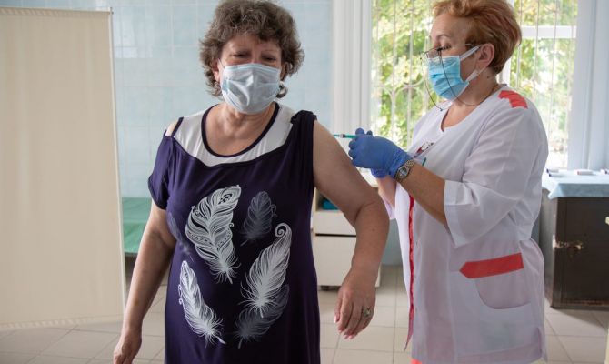 Россиянам предложили давать три выходных после вакцинации