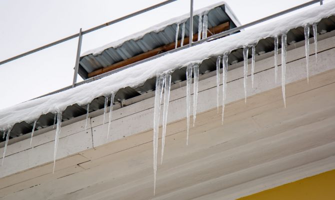 В Туле на 16-летнюю девушку с крыши дома упала наледь