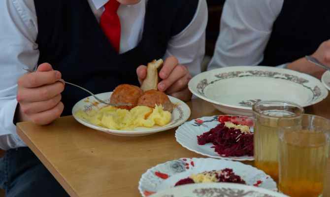 В России предложили сделать горячее питание бесплатным для всех школьников