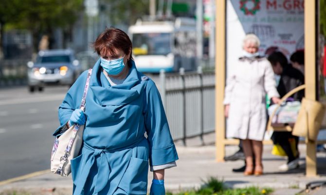 Почему не отменяют маски: эксперты не исключают вероятность новой волны COVID-19 в России