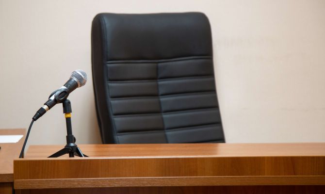 В Новомосковске суд рассмотрит иск на 300 тысяч за повреждение авто из-за падения снега