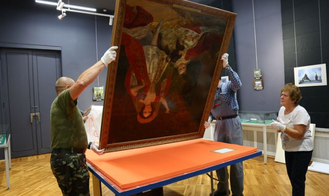 В присутствии росгвардейцев в Туле распаковывают уникальные полотна из Третьяковки