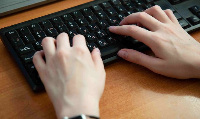 Тулякам напомнили, как защититься от цифрового преследования