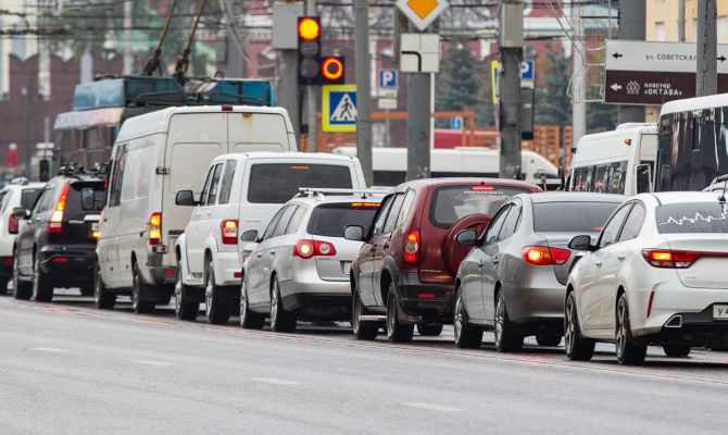 В Госдуме хотят сохранить утильсбор для машин, застрявших на границе