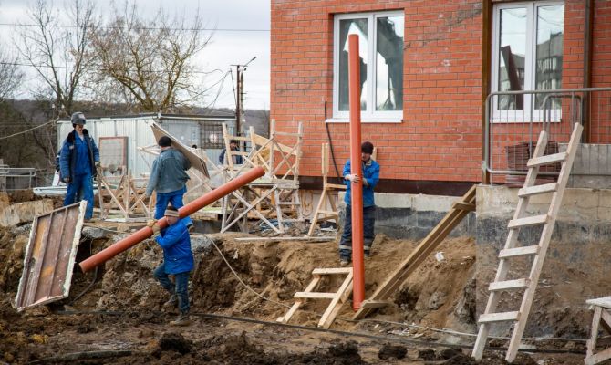 В Чернском районе полиция и спецназ проверили 85 работающих на стройке мигрантов