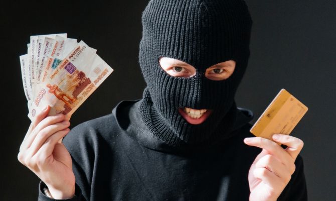 Зумер из Ясногорска "инвестировал" в мошенников почти 3 миллиона рублей