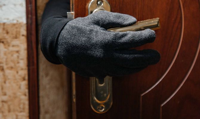 В Туле раскрыли кражу арбалета и фонарей из дачного дома