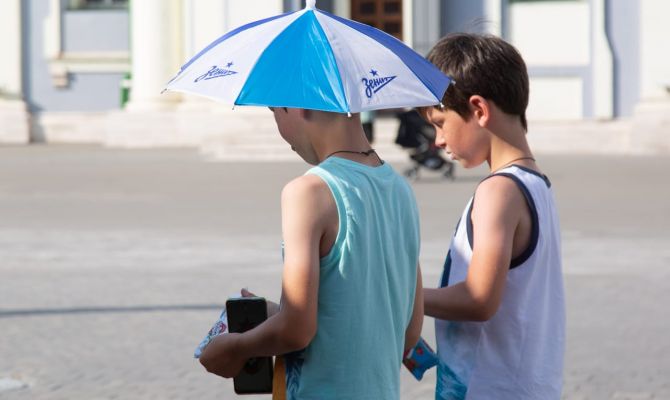 В детских лагерях предложили запретить использование мобильного телефона