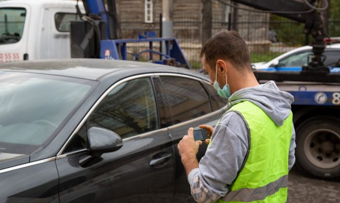 Тулякам напомнили, чем грозит подпирание машин во дворах
