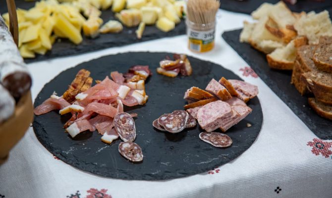 Названа средняя цена новогоднего застолья в 2024 году