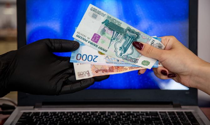В Тульской области за мошенничество осудят энергетика и курьера аферистов