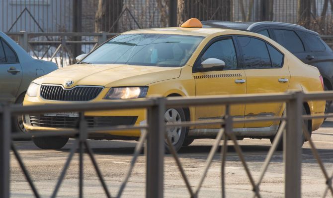 Водители-таксисты получили временную льготу на использование собственных авто без соблюдения норм локализации