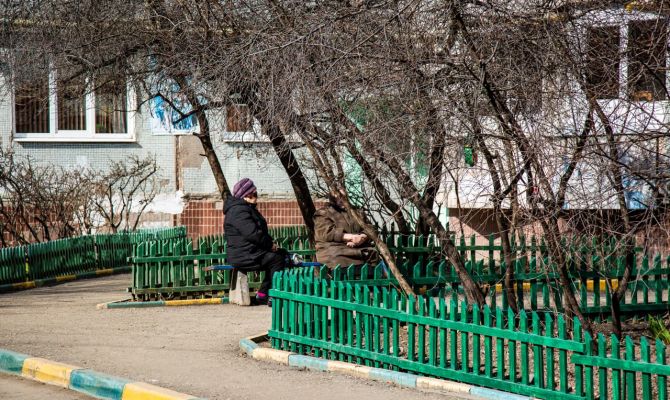В Туле бабушкам может грозить штраф за сплетни у подъезда