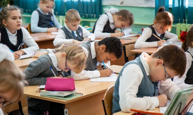 Минпросвещения прокомментировало идею введения 12-летнего обучения в школах