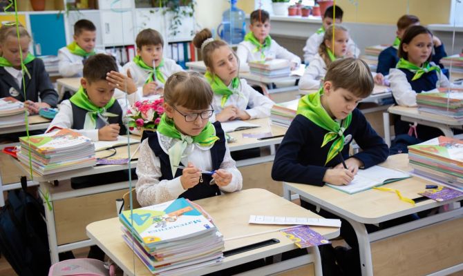 В России начнут досрочно выплачивать по 10 тысяч рублей на подготовку детей к школе