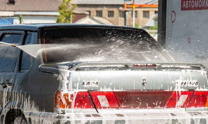 Тулякам напомнили о штрафах за мытье автомобиля в неположенных местах