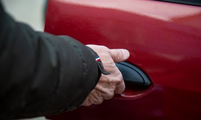 В Новомосковске подростки украли из машины магнитолу