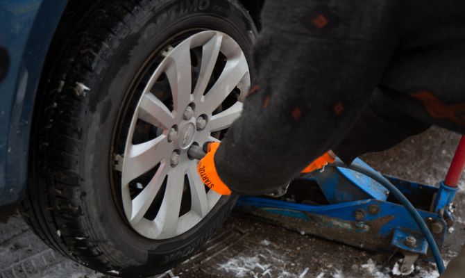 Тулякам озвучили размер штрафа за "лысую" резину