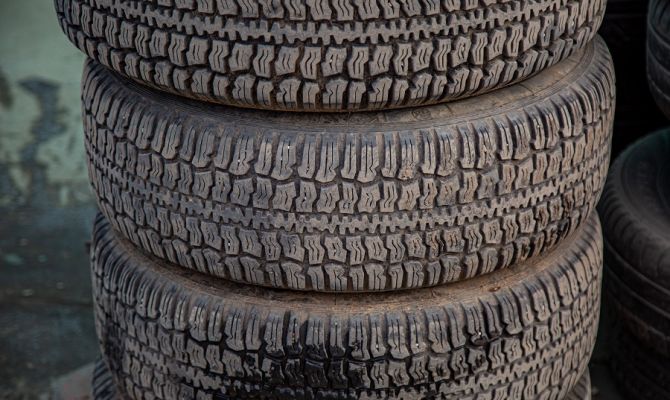 68-летний пенсионер из Узловой украл 2 автомобильных колеса