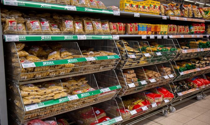 Жителя Белева оштрафовали за кражу шоколадки, попкорна и газировки