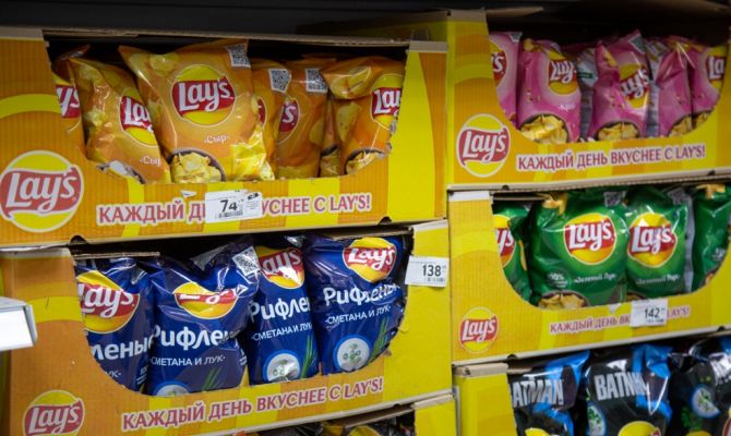 В России могут запретить продажу чипсов детям