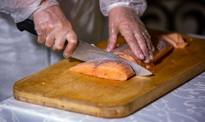 В Туле могут оштрафовать сеть доставок из-за двусмысленной рекламы роллов