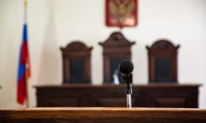 В Новомосковске УК через суд пытается попасть в квартиру