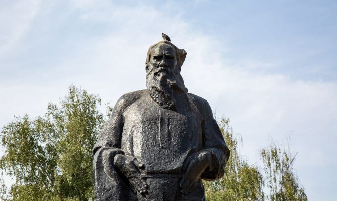 Во Владивостоке покажут гири и ботинки Льва Толстого