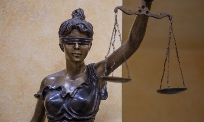 В Туле инспекция по охране ОКН обратилась в суд из-за вывески на историческом здании