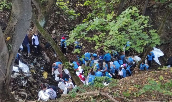 Волонтеры собрали более 300 мешков мусора из оврага Заокского района