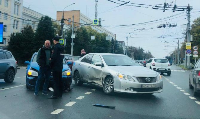 Из-за ДТП движение по проспекту Ленина в Туле встало