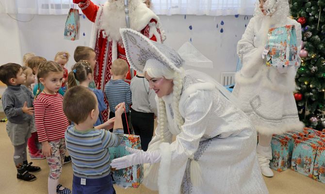 Жители Мариуполя получили от туляков 1500 новогодних подарков