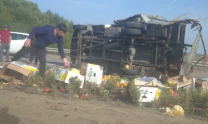 На трассе под Новомосковском перевернулся грузовик с фруктами